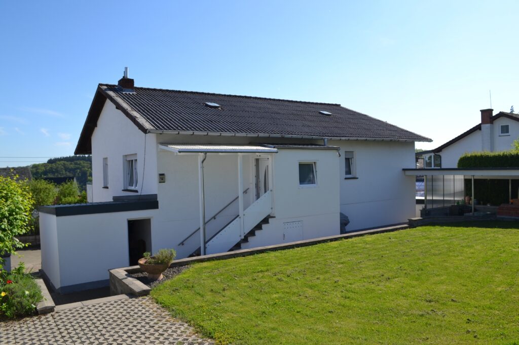 Straßenansicht und Eingangsbereich